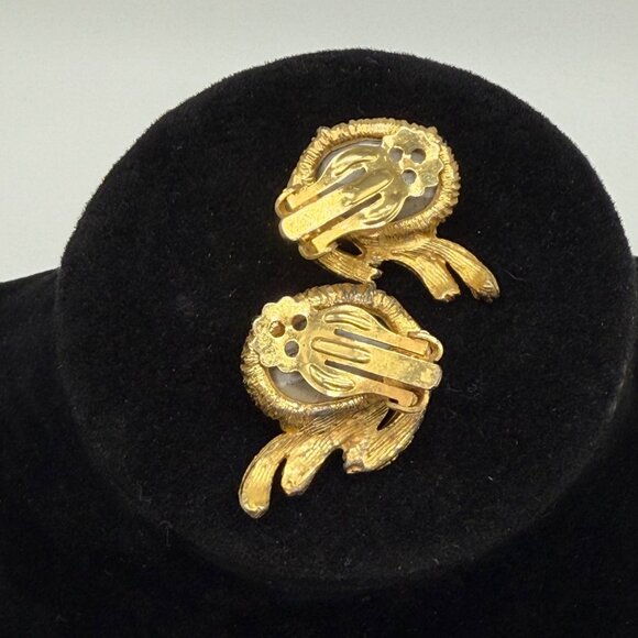 Vtg Gold-Tone Clip-On Earrings Aurora Borealis Rhinestones Textured Oval Design - Picture 6 of 12